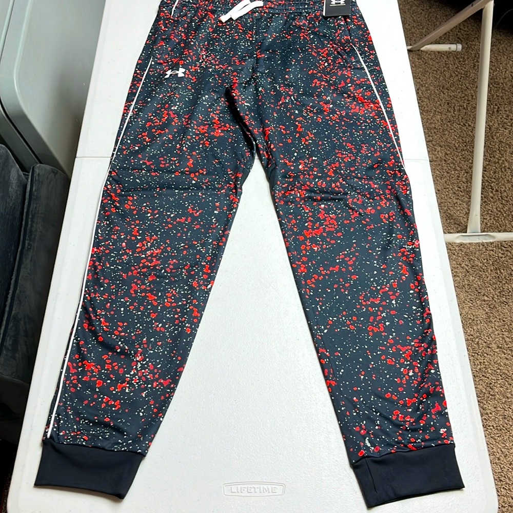 Boys Under Armour joggers - new - size Youth XL - red grey black spatter print